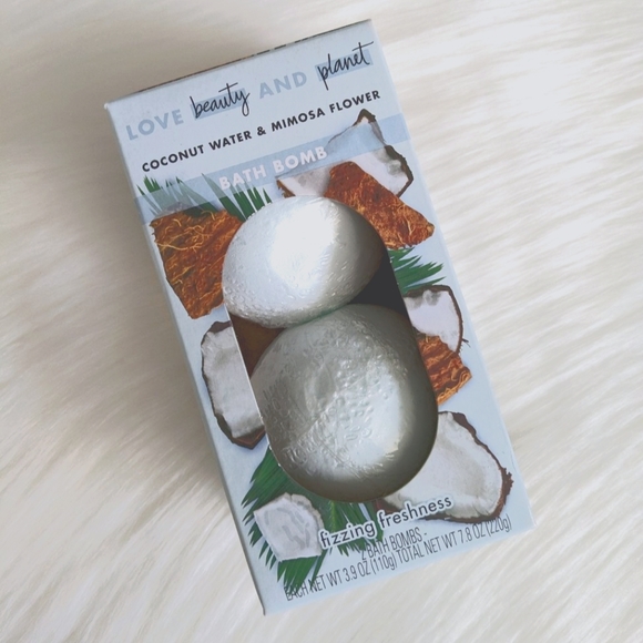 🌺FREE W/PURCHASE!! Love, Beauty & Planet Coconut Water & Mimosa Bath Bombs - Picture 2 of 6